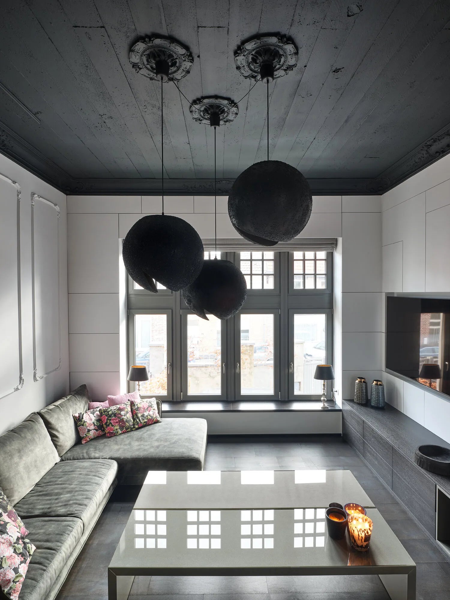 R6 ARSTYL Ceiling Rose in modern interior | DecorMania.uk